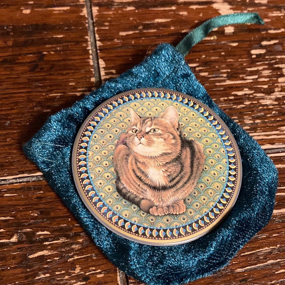 Vintage round kitty mirror with pouch